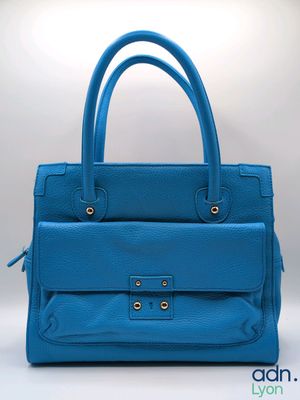 un sac à main en cuir bleu sur fond blanc