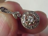 une personne tenant une bague sertie d'un diamant