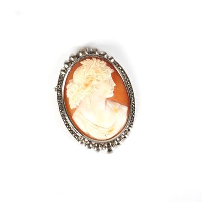 Broche "Camée", monture en argent (800/oo) ornée d'une frise…