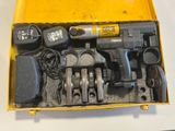 une boîte jaune contenant des outils, posée sur une table