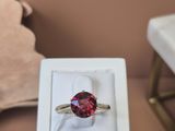 une bague qui se trouve dans une boîte sur une table