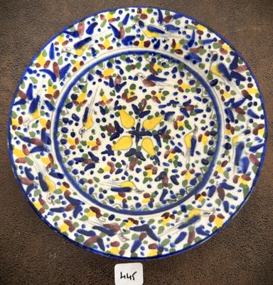 un gros plan d'une assiette posée sur une table, sur laquelle est posée une étiquette