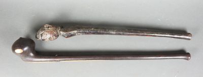 deux objets métalliques posés sur une table