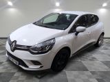la voiture blanche est garée sur un sol en damier dans le garage