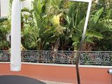 une chaise noire et une serviette blanche sur une terrasse