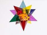 une photo d'une étoile de Moravie multicolore suspendue au plafond