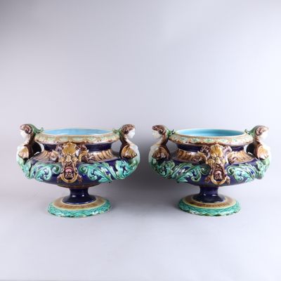 une paire de vases bleus et verts avec des anses dorées sur fond blanc