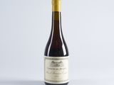 gros plan d'une bouteille de vin sur une surface blanche