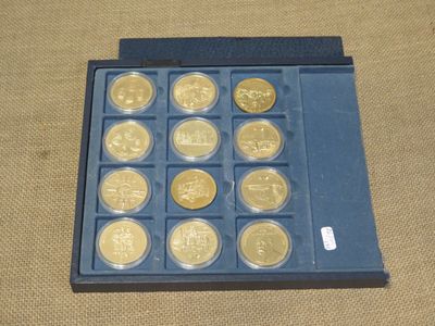 une boîte de pièces d'or posée sur une table
