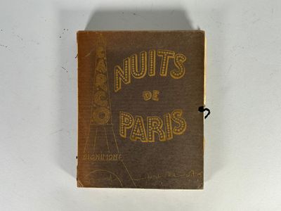 un vieux livre posé sur une table à côté d'un mur blanc