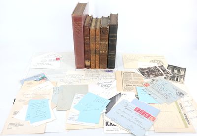 plusieurs vieux livres sont empilés sur une table