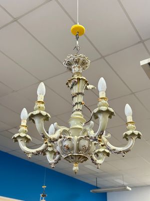 un lustre suspendu au plafond d'un magasin