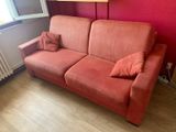 un canapé rouge dans un salon aux murs rouges