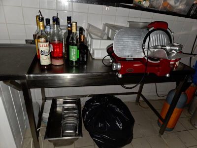 une table sur laquelle sont posées plusieurs bouteilles