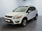 La Ford Kuga blanche est garée dans une grande pièce.