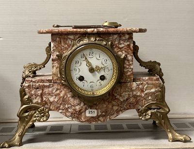 une horloge posée sur une table