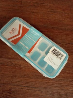 un récipient en plastique rempli de plaquettes à comprimés posé sur une table en bois