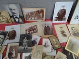 de nombreuses vieilles photos d'hommes et de femmes posées sur une table