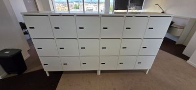 2 MEUBLES VESTIAIRE 9 CAISSONS A CODE CERTAINS FERMES CODE I…