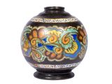 un vase noir orné d'un motif coloré