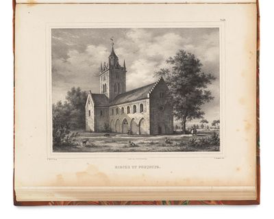 une vieille photo d'une église au milieu d'un champ
