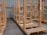 de nombreuses palettes en bois entreposées dans un entrepôt