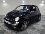 la photo d'une petite voiture noire sur un sol en damier