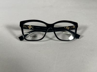 une paire de lunettes posée sur une surface blanche