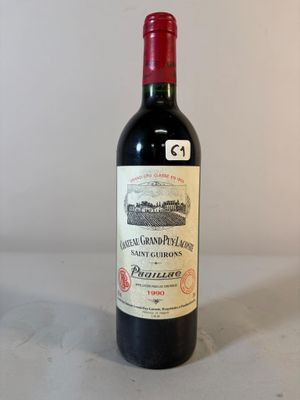 une bouteille de vin posée sur une table