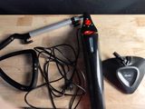 un sèche-cheveux et un médiator posés sur une table
