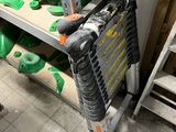 une échelle adossée au mur d'une pièce