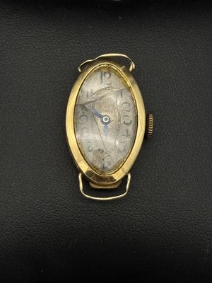 une image d'un gros plan d'une montre-bracelet sur une surface noire