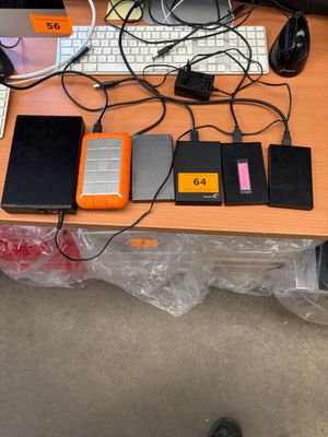 un bureau sur lequel se trouvent un clavier, une souris et d'autres appareils électroniques