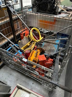 un panier métallique rempli d'articles divers dans un entrepôt