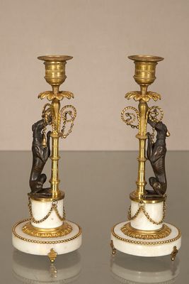 paire de bougeoirs anciens en laiton et marbre, ornés de figures sur des socles en marbre