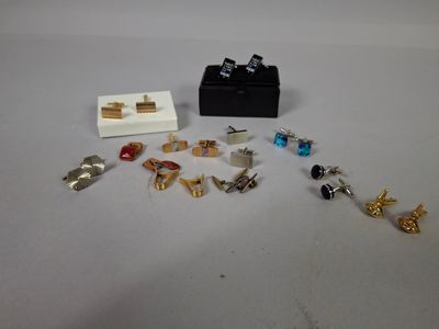 plusieurs paires de boucles d'oreilles en or et en argent, ainsi qu'un étui noir