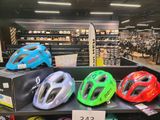 De nombreux casques sont exposés dans le magasin et proposés à la vente