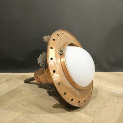 Importante suspension en métal et cuivre, 1930.