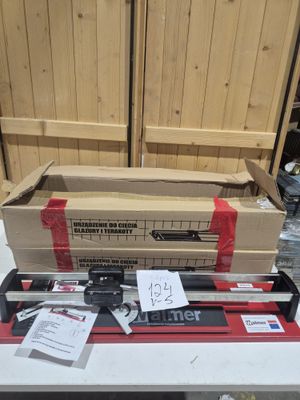 une boîte d'outils posée sur une table