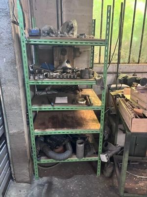 une étagère verte sur laquelle sont posés de nombreux outils