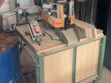 une machine posée sur une table dans un garage