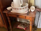 une table en bois sur laquelle se trouvent deux bols et un pichet