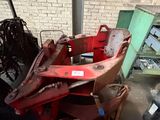 une photo d'un tracteur rouge dans un garage