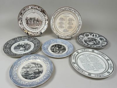 plusieurs assiettes avec différents motifs et dessins sur une table
