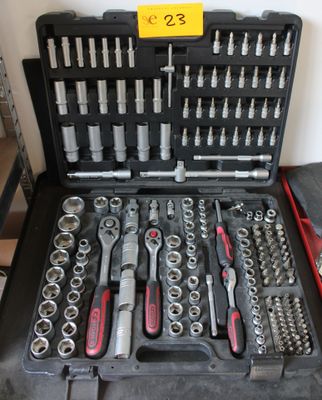 beaucoup d'outils dans la mallette posée sur la table