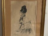 une vieille photo d'une femme en robe, assise devant un mur