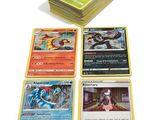 jeu de cartes à collectionner Pokémon avec de nombreuses cartes empilées les unes sur les autres