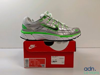 La chaussure de course Nike Air Zoom est posée sur une boîte