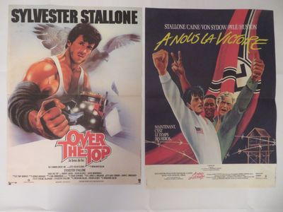 deux affiches de cinéma représentant un homme tenant un pistolet et une femme tenant un couteau