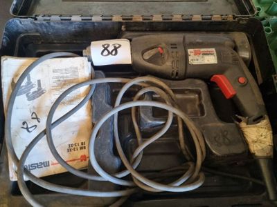 une boîte contenant une perceuse et d'autres outils